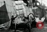 Standbild Entladen Mehl Taschen aus Frachter Erzengel Russland, 1918, aus Sekunde 7 historischem Filmmaterial Videoclip 65675029275