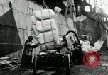 Standbild Entladen Mehl Taschen aus Frachter Erzengel Russland, 1918, aus Sekunde 9 historischem Filmmaterial Videoclip 65675029275