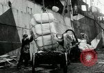 Standbild Entladen Mehl Taschen aus Frachter Erzengel Russland, 1918, aus Sekunde 10 historischem Filmmaterial Videoclip 65675029275