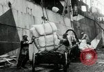 Standbild Entladen Mehl Taschen aus Frachter Erzengel Russland, 1918, aus Sekunde 11 historischem Filmmaterial Videoclip 65675029275
