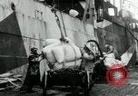 Standbild Entladen Mehl Taschen aus Frachter Erzengel Russland, 1918, aus Sekunde 12 historischem Filmmaterial Videoclip 65675029275