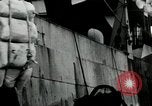 Standbild Entladen Mehl Taschen aus Frachter Erzengel Russland, 1918, aus Sekunde 15 historischem Filmmaterial Videoclip 65675029275