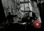 Standbild Entladen Mehl Taschen aus Frachter Erzengel Russland, 1918, aus Sekunde 18 historischem Filmmaterial Videoclip 65675029275