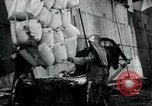 Standbild Entladen Mehl Taschen aus Frachter Erzengel Russland, 1918, aus Sekunde 23 historischem Filmmaterial Videoclip 65675029275