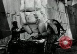 Standbild Entladen Mehl Taschen aus Frachter Erzengel Russland, 1918, aus Sekunde 25 historischem Filmmaterial Videoclip 65675029275
