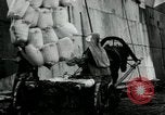 Standbild Entladen Mehl Taschen aus Frachter Erzengel Russland, 1918, aus Sekunde 31 historischem Filmmaterial Videoclip 65675029275