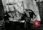 Standbild Entladen Mehl Taschen aus Frachter Erzengel Russland, 1918, aus Sekunde 32 historischem Filmmaterial Videoclip 65675029275