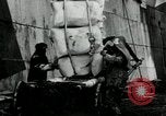 Standbild Entladen Mehl Taschen aus Frachter Erzengel Russland, 1918, aus Sekunde 34 historischem Filmmaterial Videoclip 65675029275