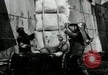 Standbild Entladen Mehl Taschen aus Frachter Erzengel Russland, 1918, aus Sekunde 35 historischem Filmmaterial Videoclip 65675029275