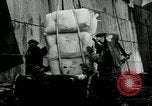Standbild Entladen Mehl Taschen aus Frachter Erzengel Russland, 1918, aus Sekunde 36 historischem Filmmaterial Videoclip 65675029275