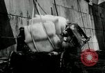 Standbild Entladen Mehl Taschen aus Frachter Erzengel Russland, 1918, aus Sekunde 37 historischem Filmmaterial Videoclip 65675029275