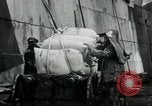 Standbild Entladen Mehl Taschen aus Frachter Erzengel Russland, 1918, aus Sekunde 38 historischem Filmmaterial Videoclip 65675029275