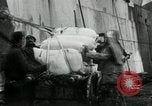 Standbild Entladen Mehl Taschen aus Frachter Erzengel Russland, 1918, aus Sekunde 39 historischem Filmmaterial Videoclip 65675029275