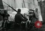 Standbild Entladen Mehl Taschen aus Frachter Erzengel Russland, 1918, aus Sekunde 40 historischem Filmmaterial Videoclip 65675029275