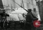Standbild Entladen Mehl Taschen aus Frachter Erzengel Russland, 1918, aus Sekunde 41 historischem Filmmaterial Videoclip 65675029275