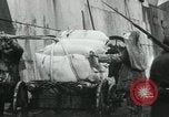 Standbild Entladen Mehl Taschen aus Frachter Erzengel Russland, 1918, aus Sekunde 42 historischem Filmmaterial Videoclip 65675029275