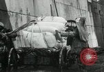 Standbild Entladen Mehl Taschen aus Frachter Erzengel Russland, 1918, aus Sekunde 44 historischem Filmmaterial Videoclip 65675029275
