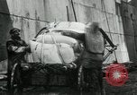 Standbild Entladen Mehl Taschen aus Frachter Erzengel Russland, 1918, aus Sekunde 45 historischem Filmmaterial Videoclip 65675029275