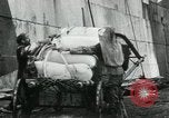 Standbild Entladen Mehl Taschen aus Frachter Erzengel Russland, 1918, aus Sekunde 46 historischem Filmmaterial Videoclip 65675029275