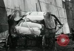 Standbild Entladen Mehl Taschen aus Frachter Erzengel Russland, 1918, aus Sekunde 47 historischem Filmmaterial Videoclip 65675029275