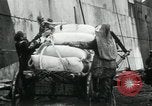 Standbild Entladen Mehl Taschen aus Frachter Erzengel Russland, 1918, aus Sekunde 48 historischem Filmmaterial Videoclip 65675029275