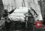 Standbild Entladen Mehl Taschen aus Frachter Erzengel Russland, 1918, aus Sekunde 49 historischem Filmmaterial Videoclip 65675029275