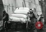 Standbild Entladen Mehl Taschen aus Frachter Erzengel Russland, 1918, aus Sekunde 51 historischem Filmmaterial Videoclip 65675029275