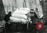 Standbild Entladen Mehl Taschen aus Frachter Erzengel Russland, 1918, aus Sekunde 52 historischem Filmmaterial Videoclip 65675029275