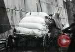 Standbild Entladen Mehl Taschen aus Frachter Erzengel Russland, 1918, aus Sekunde 53 historischem Filmmaterial Videoclip 65675029275
