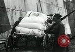 Standbild Entladen Mehl Taschen aus Frachter Erzengel Russland, 1918, aus Sekunde 54 historischem Filmmaterial Videoclip 65675029275