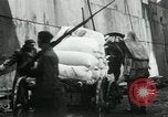 Standbild Entladen Mehl Taschen aus Frachter Erzengel Russland, 1918, aus Sekunde 56 historischem Filmmaterial Videoclip 65675029275