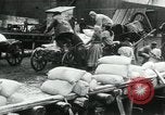 Standbild Entladen Mehl Taschen aus Frachter Erzengel Russland, 1918, aus Sekunde 58 historischem Filmmaterial Videoclip 65675029275