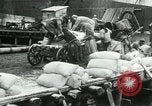 Standbild Entladen Mehl Taschen aus Frachter Erzengel Russland, 1918, aus Sekunde 59 historischem Filmmaterial Videoclip 65675029275