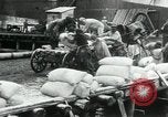 Standbild Entladen Mehl Taschen aus Frachter Erzengel Russland, 1918, aus Sekunde 60 historischem Filmmaterial Videoclip 65675029275