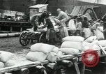 Standbild Entladen Mehl Taschen aus Frachter Erzengel Russland, 1918, aus Sekunde 61 historischem Filmmaterial Videoclip 65675029275
