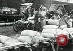 Standbild Entladen Mehl Taschen aus Frachter Erzengel Russland, 1918, aus Sekunde 62 historischem Filmmaterial Videoclip 65675029275