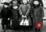 Standbild russische Kinder erhalten Münzen Erzengel Russland, 1918, aus Sekunde 1 historischem Filmmaterial Videoclip 65675029276