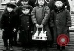 Standbild russische Kinder erhalten Münzen Erzengel Russland, 1918, aus Sekunde 3 historischem Filmmaterial Videoclip 65675029276