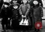 Standbild russische Kinder erhalten Münzen Erzengel Russland, 1918, aus Sekunde 4 historischem Filmmaterial Videoclip 65675029276