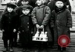 Standbild russische Kinder erhalten Münzen Erzengel Russland, 1918, aus Sekunde 5 historischem Filmmaterial Videoclip 65675029276