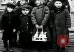 Standbild russische Kinder erhalten Münzen Erzengel Russland, 1918, aus Sekunde 6 historischem Filmmaterial Videoclip 65675029276