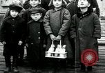 Standbild russische Kinder erhalten Münzen Erzengel Russland, 1918, aus Sekunde 7 historischem Filmmaterial Videoclip 65675029276