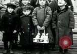 Standbild russische Kinder erhalten Münzen Erzengel Russland, 1918, aus Sekunde 8 historischem Filmmaterial Videoclip 65675029276