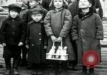 Standbild russische Kinder erhalten Münzen Erzengel Russland, 1918, aus Sekunde 9 historischem Filmmaterial Videoclip 65675029276