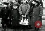 Standbild russische Kinder erhalten Münzen Erzengel Russland, 1918, aus Sekunde 10 historischem Filmmaterial Videoclip 65675029276