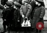 Standbild russische Kinder erhalten Münzen Erzengel Russland, 1918, aus Sekunde 11 historischem Filmmaterial Videoclip 65675029276