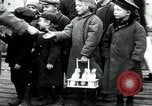Standbild russische Kinder erhalten Münzen Erzengel Russland, 1918, aus Sekunde 12 historischem Filmmaterial Videoclip 65675029276