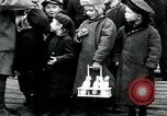 Standbild russische Kinder erhalten Münzen Erzengel Russland, 1918, aus Sekunde 13 historischem Filmmaterial Videoclip 65675029276
