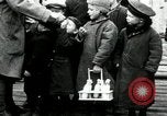 Standbild russische Kinder erhalten Münzen Erzengel Russland, 1918, aus Sekunde 14 historischem Filmmaterial Videoclip 65675029276