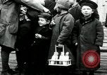 Standbild russische Kinder erhalten Münzen Erzengel Russland, 1918, aus Sekunde 15 historischem Filmmaterial Videoclip 65675029276